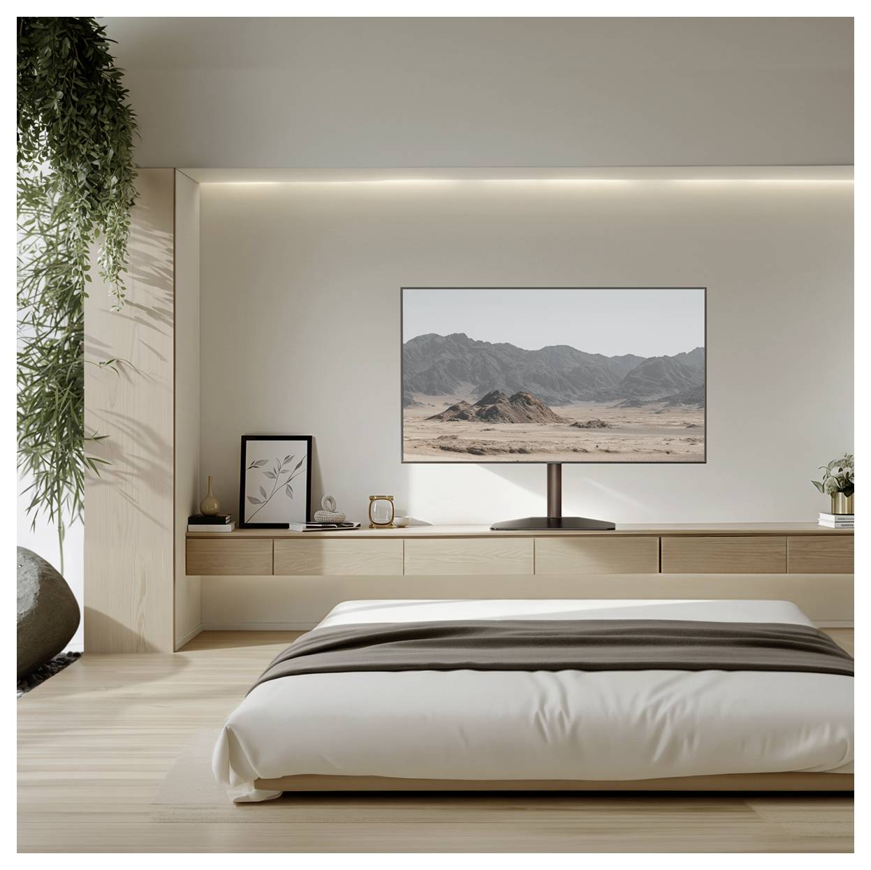 Modernes Schlafzimmer mit niedrigem Bett und schwebendem Holzregal, zentrierter Fernseher zeigt eine Wüstengebirgslandschaft, mit warmem minimalistische Dekoration und hängender Pflanze.