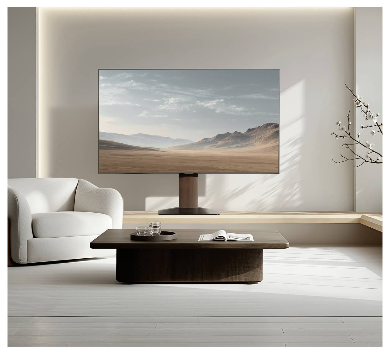 Modernes Wohnzimmer mit einem weißen Sessel, niedrigem Holzcouchtisch und an der Wand montiertem Fernseher, auf dem eine Wüstenlandschaft angezeigt wird.