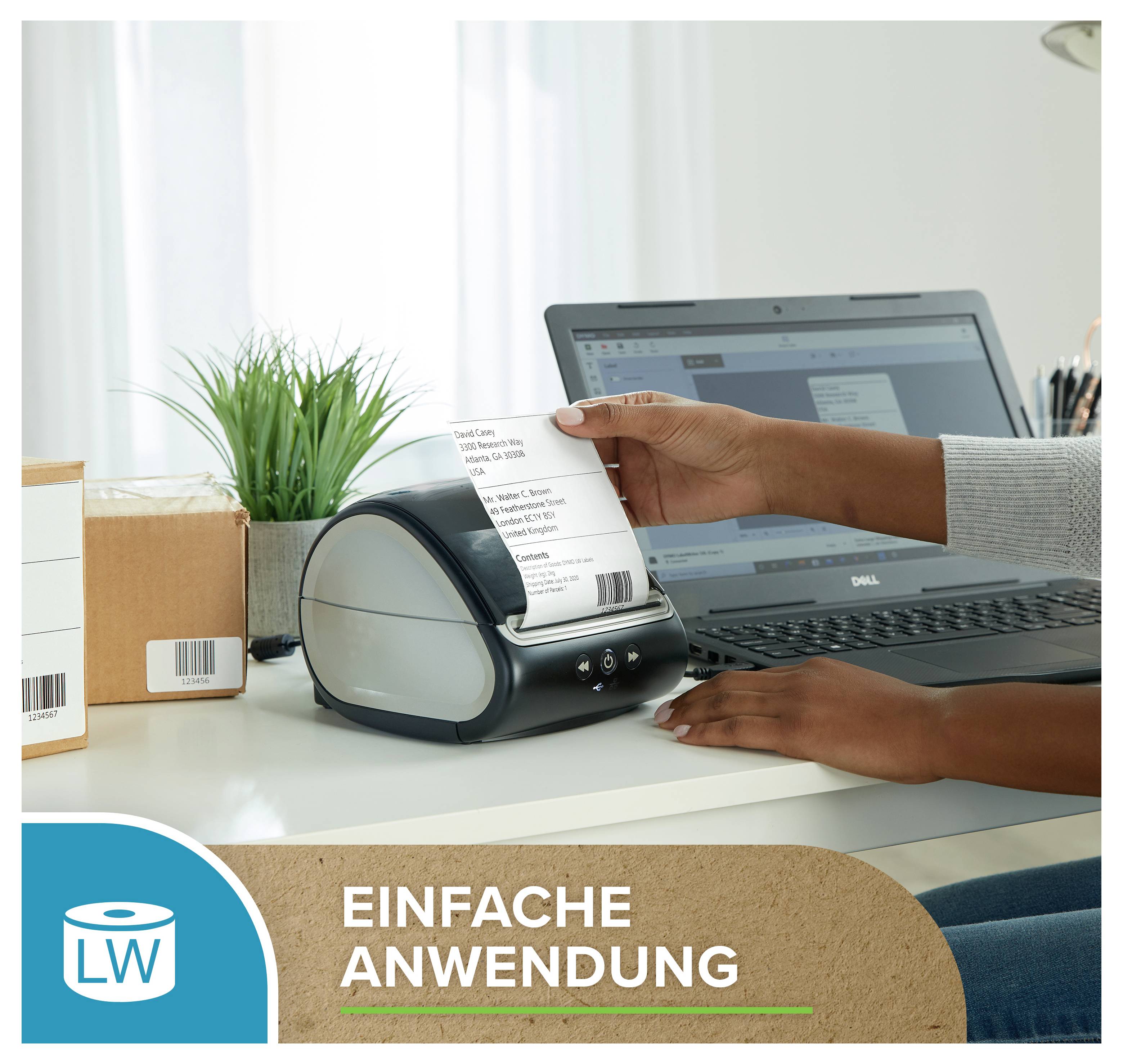 Person, die einen Etikettendrucker verwendet, um eine Versandetikette neben einem Laptop zu drucken; Text sagt „EINFACHE ANWENDUNG