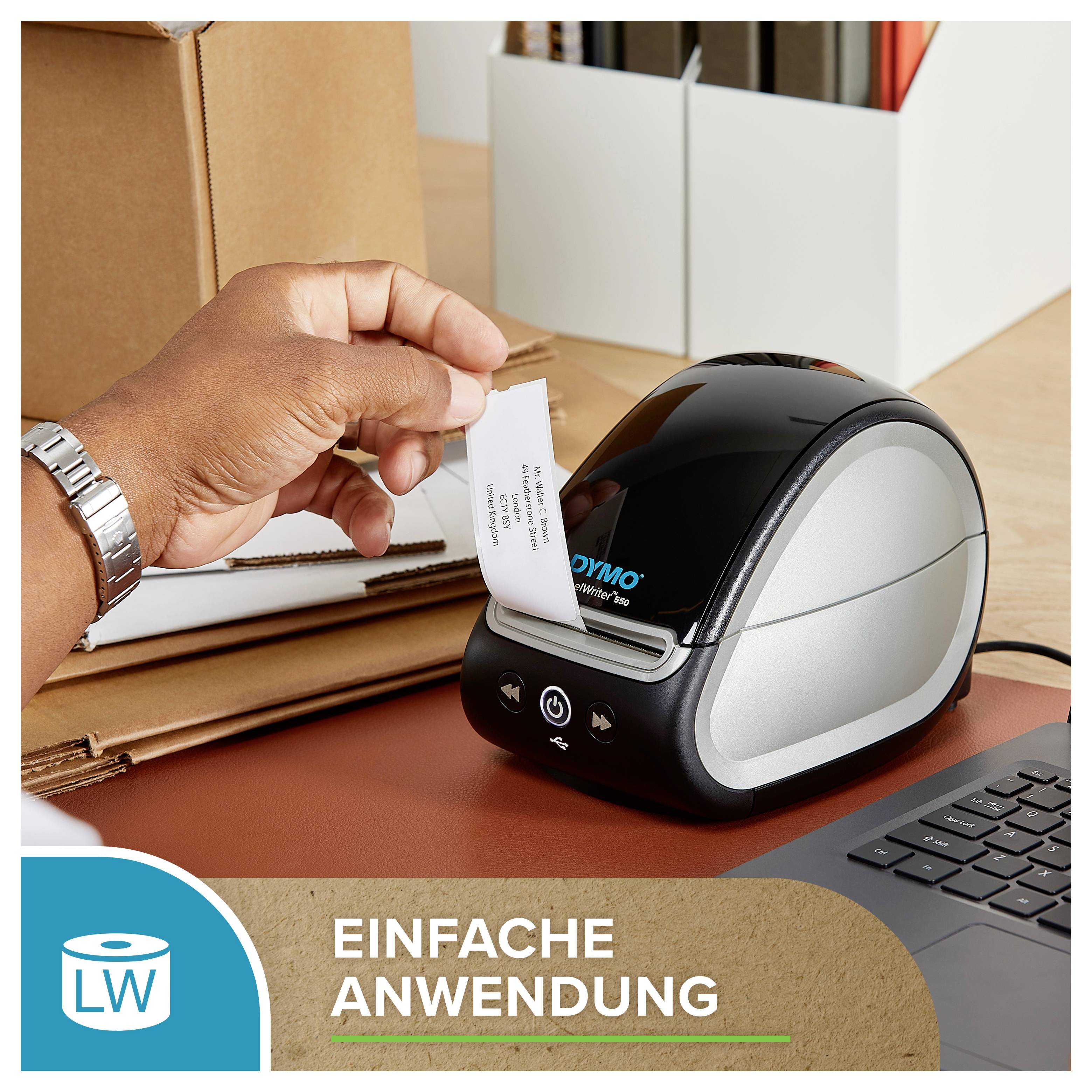 Hand, die ein Etikett in einen Dymo-Etikettendrucker auf einem Schreibtisch einlegt, mit dem Text „EINFACHE ANWENDUNG