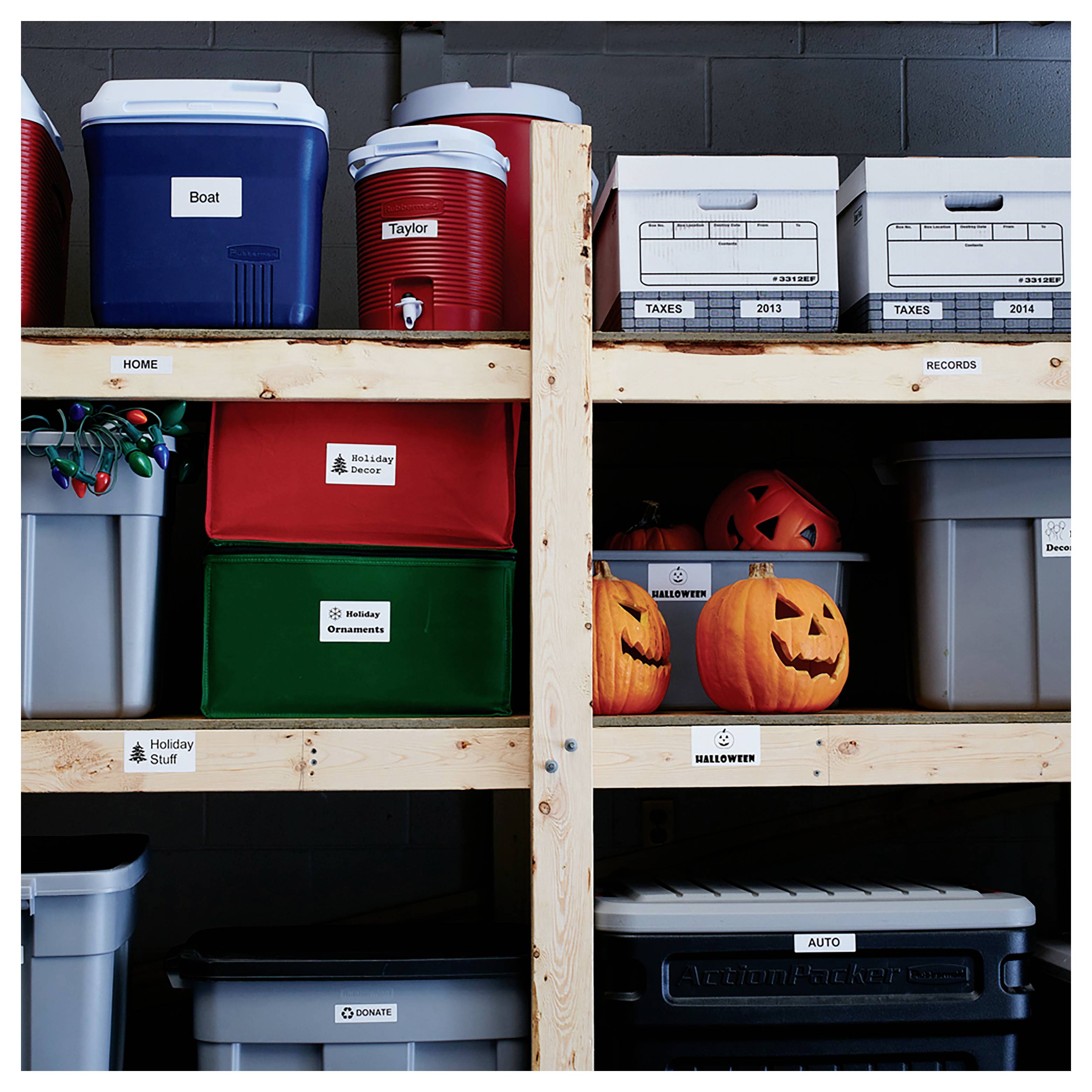 Organisierte Lagegalagen mit beschrifteten Behältern für Zuhause, Unterlagen, Weihnachtsdekoration und Autoteile; Halloween-Kürbisse auf einem mittleren Regal ausgestellt.