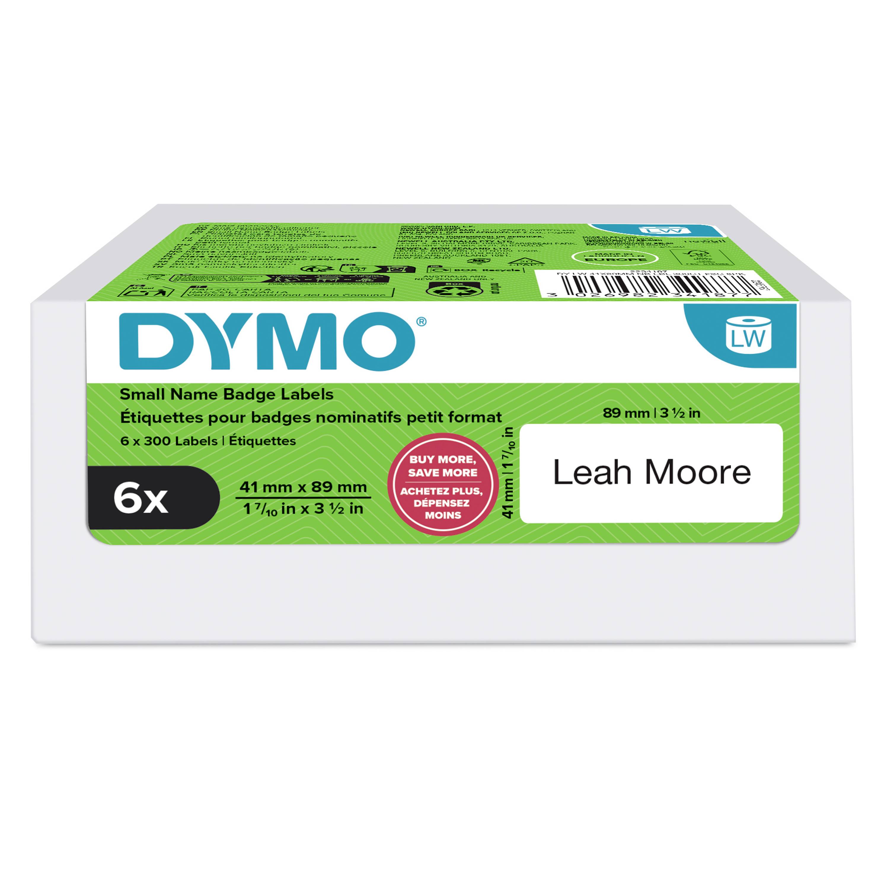 DYMO kleine Namensschild-Etiketten Packung, 6 Rollen mit je 300 Etiketten, 41 mm x 89 mm, gezeigt mit Beispieletikett „Leah Moore