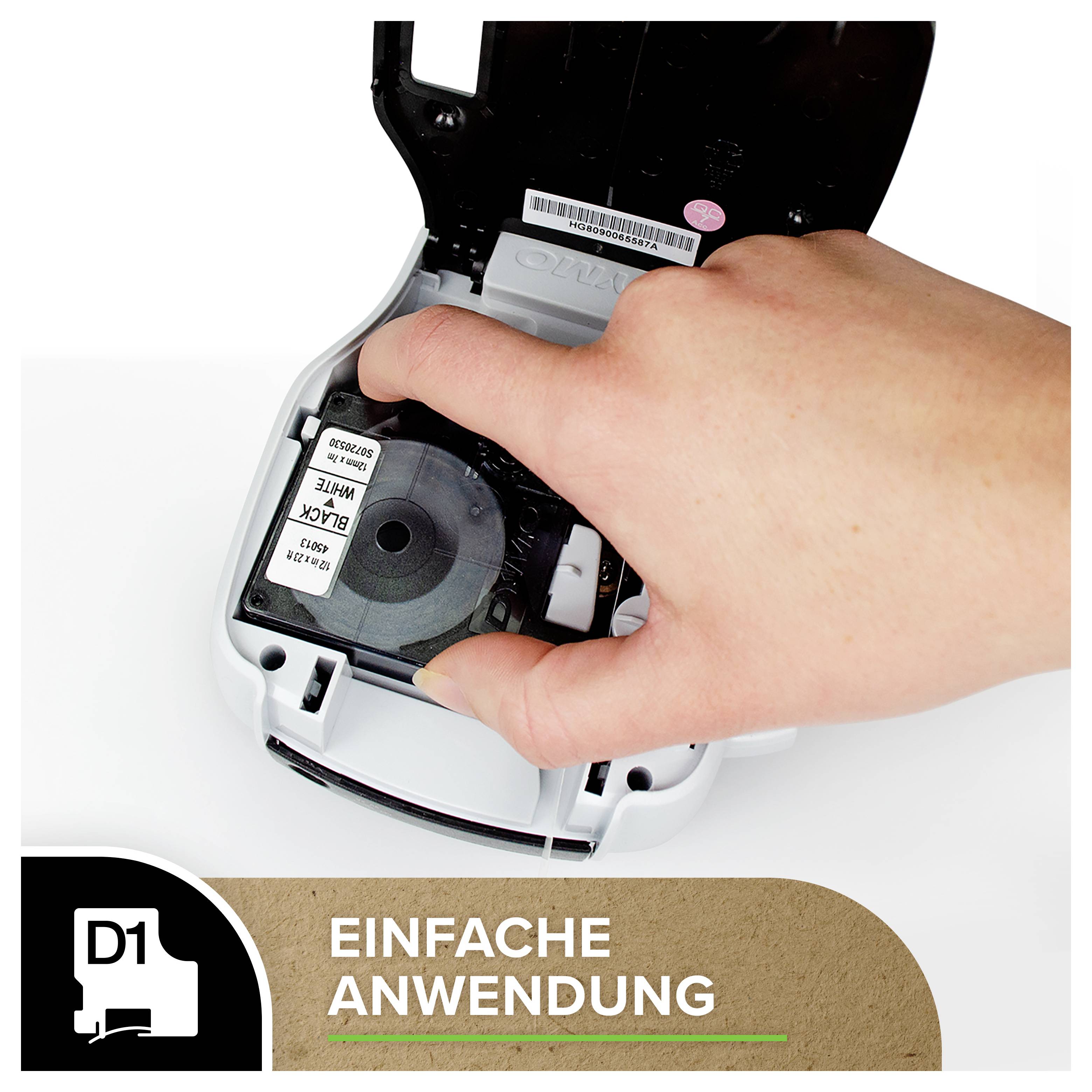 Hand führt eine Bandkassette in ein kleines Etikettiergerät ein; Beschriftung liest „EINFACHE ANWENDUNG
