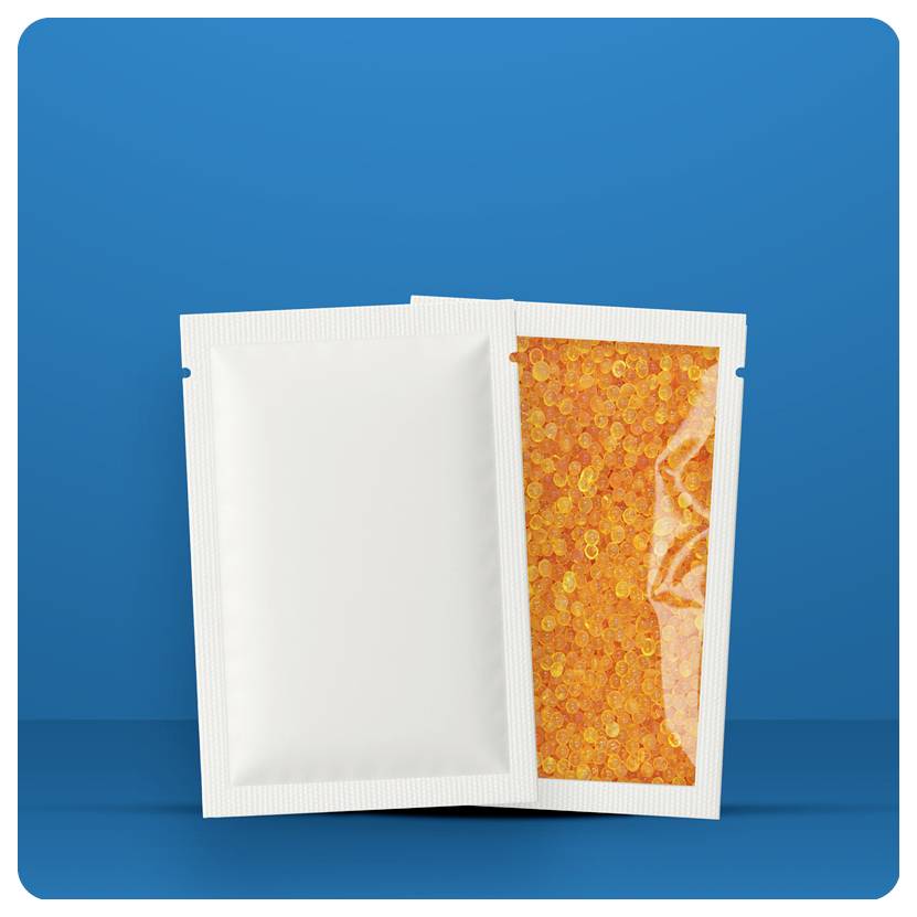 Offene weiße Doppelpackung Sachets mit orangefarbenen Granulaten oder Pellets, die in einem Fach auf blauem Hintergrund sichtbar sind.