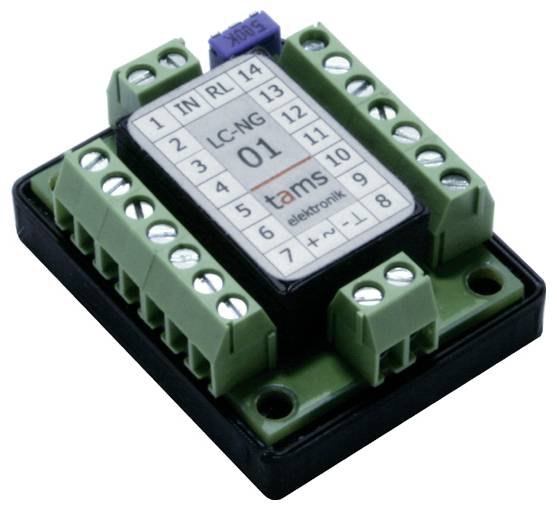 Grünes Elektrorelaismodul mit Schraubklemmen auf schwarzer Basis, beschriftet mit 