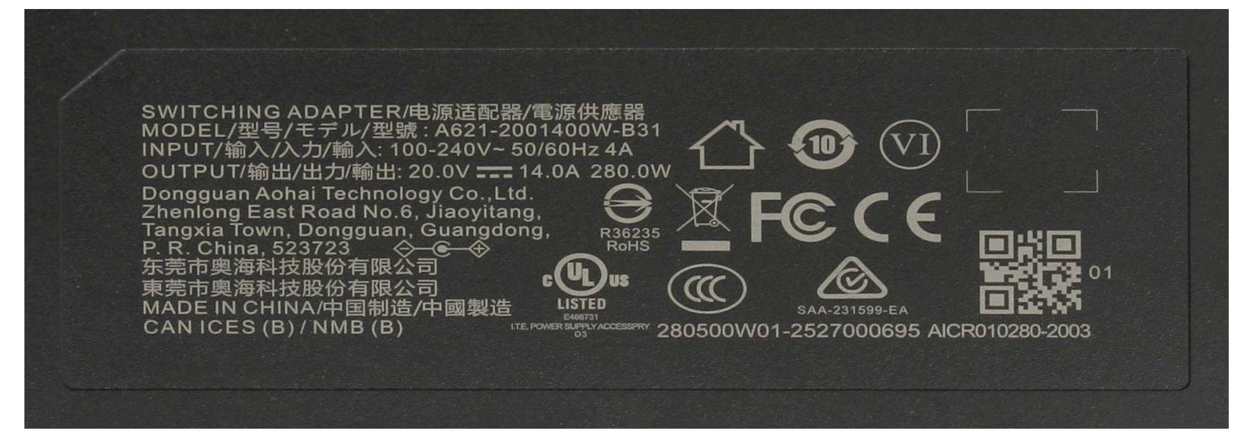 Netzteil-Etikett in Schwarz mit Spezifikationen und Zertifizierungslogos; Text enthält Details zum Schaltnetzteil, Ein-/Ausgangswerte, Modellnummer und QR-Code.