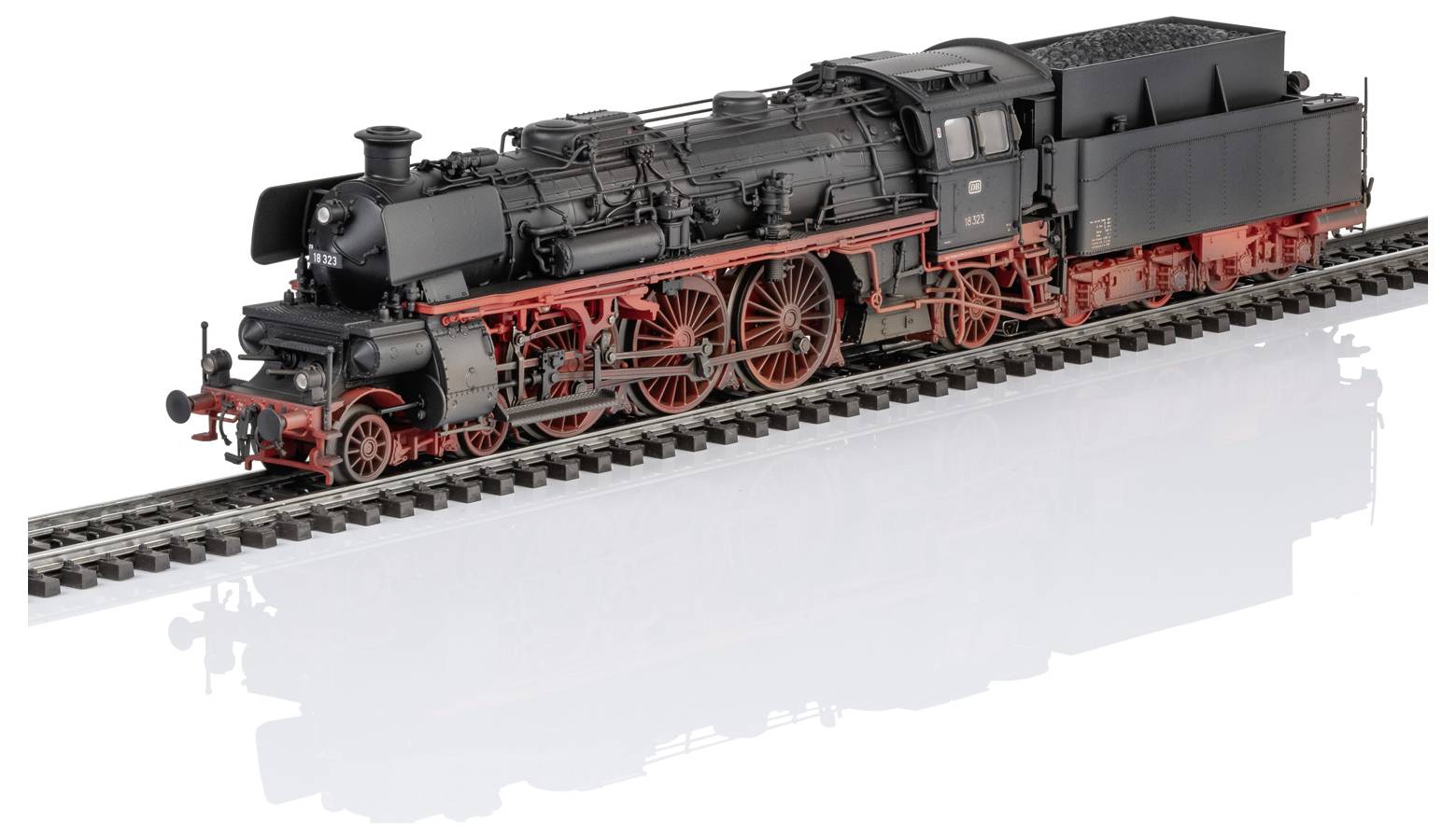 Schwarze Dampflokomotive mit roten Rädern und Untergestell auf einem kurzen Gleisabschnitt, in Seitenansicht auf weißem Hintergrund dargestellt.