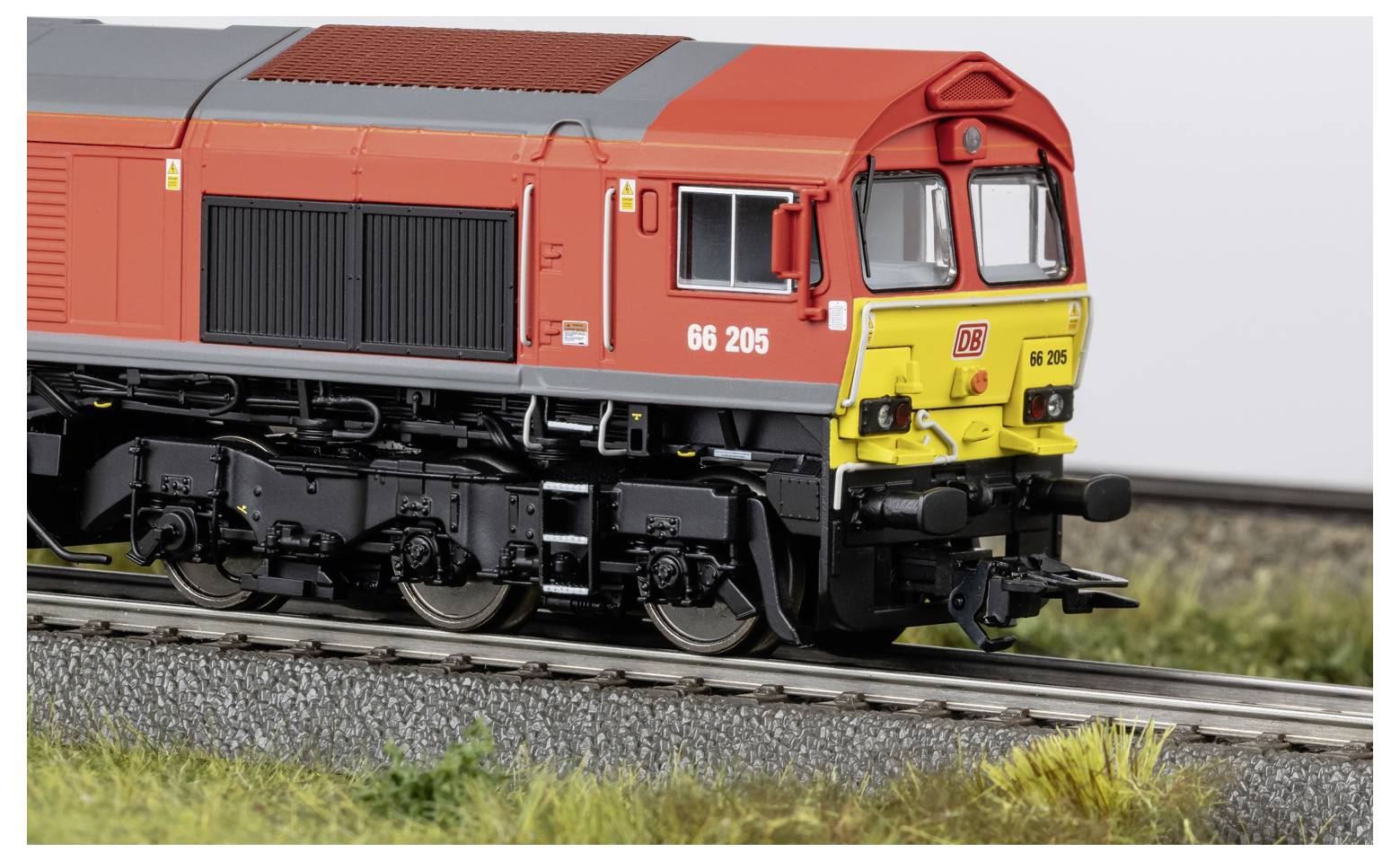 Nahaufnahme eines rot-gelben Diesellokomotiv-Modells auf Schienen, von vorne gezeigt mit der sichtbaren Nummer 66 205.