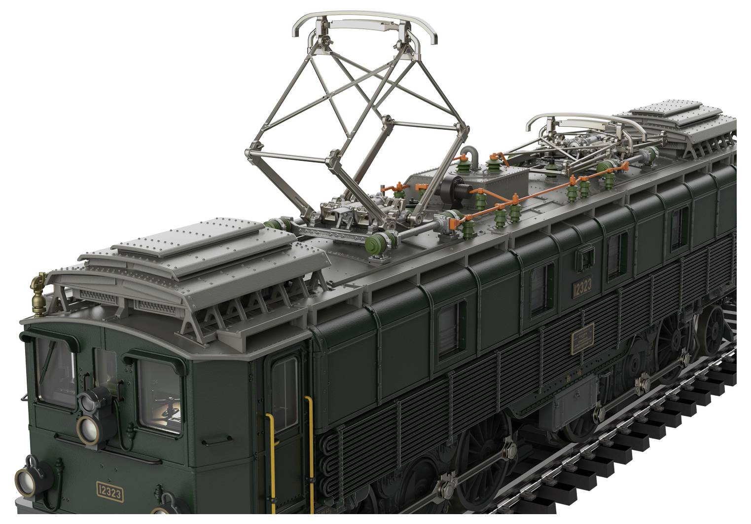 Grüne Elektrolokomotive mit angehobenem Stromabnehmer, gezeigt in Dreiviertelsansicht auf weißem Hintergrund.