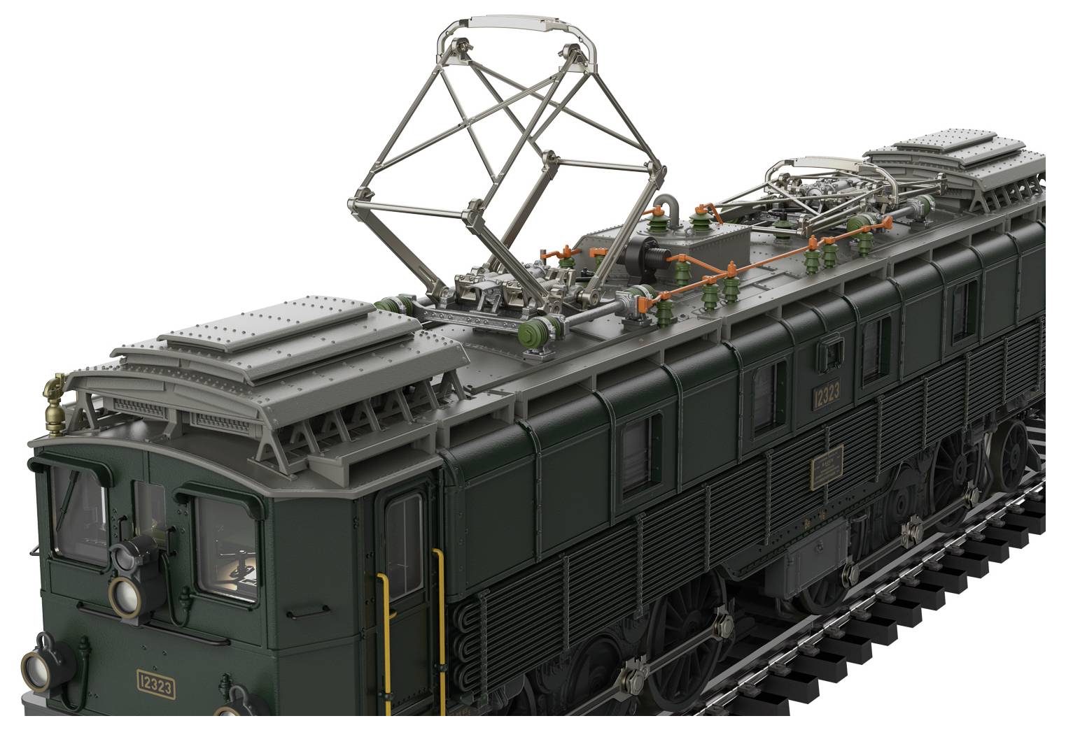Grüne Elektrolokomotive mit angehobenem Stromabnehmer und Dachausrüstung, dargestellt in Dreiviertelsansicht auf weißem Hintergrund.