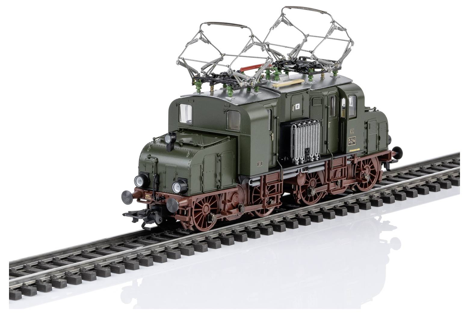 Modelllokomotive auf Schienen, dreiviertelseitige Ansicht mit gehobenen Stromabnehmen und grün-brauner Lackierung.
