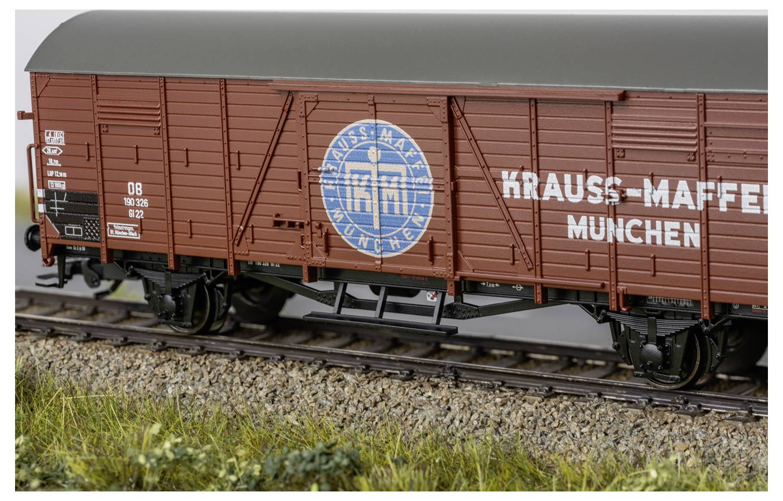 Modellgüterwagen auf Gleisen, braun mit 