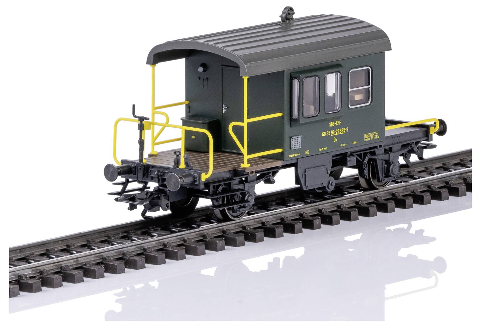 Ein detailliertes Modelleisenbahnwagen auf einer Schiene, dunkelgrün mit gelben Handläufen und einem grauen Dach, vor weißem Hintergrund dargestellt.