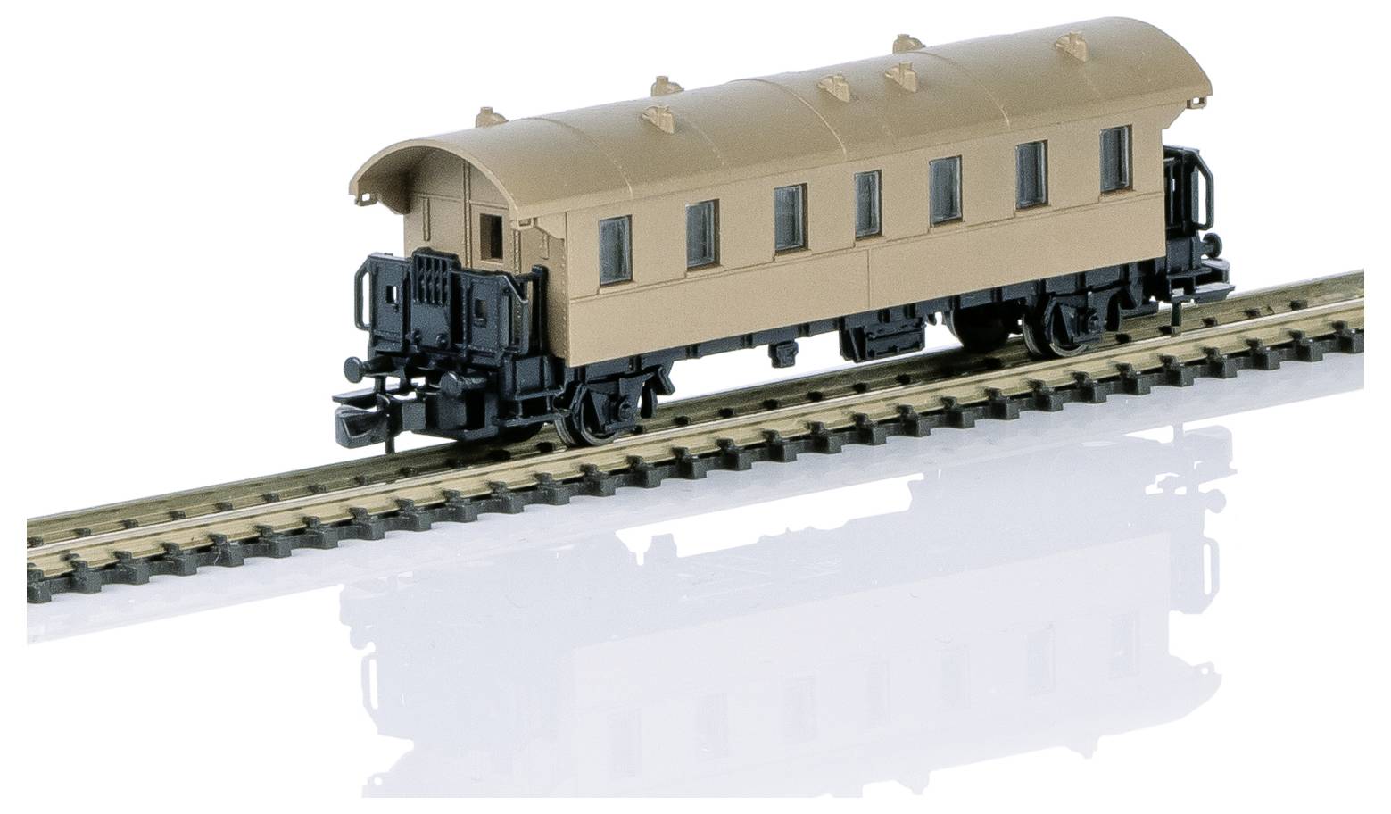 Beiger Modelleisenbahn-Personenwagen auf einer einzelnen gekrümmten Schiene mit gespiegelter Reflexion darunter.