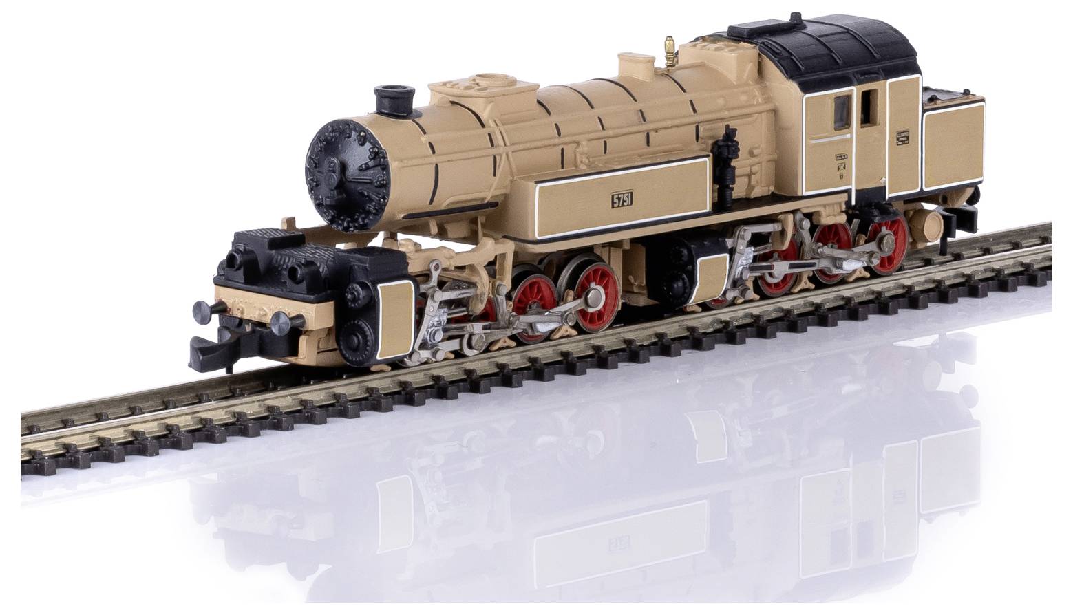 Eine braune und schwarze Modelldampflokomotive mit roten Rädern sitzt auf einem kurzen Gleisabschnitt, gezeigt auf weißem Hintergrund mit einer Spiegelung.