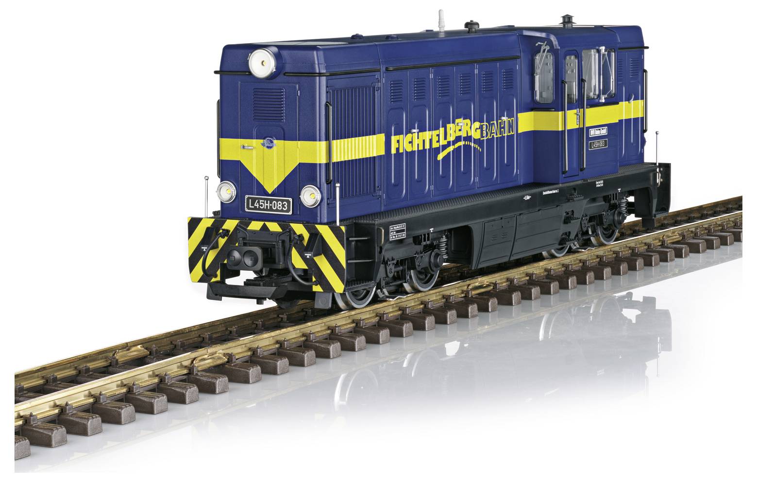 Blaue und gelbe Modell-Diesellok auf einem kurzen Gleisabschnitt, dargestellt vor weißem Hintergrund mit reflektierender Oberfläche.