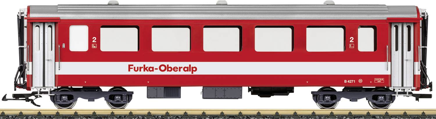 Rot-weißer Furka-Oberalp-Personenwagen in Seitenansicht auf Gleisen, mit mehreren Fenstern und schwarzen Rädern.