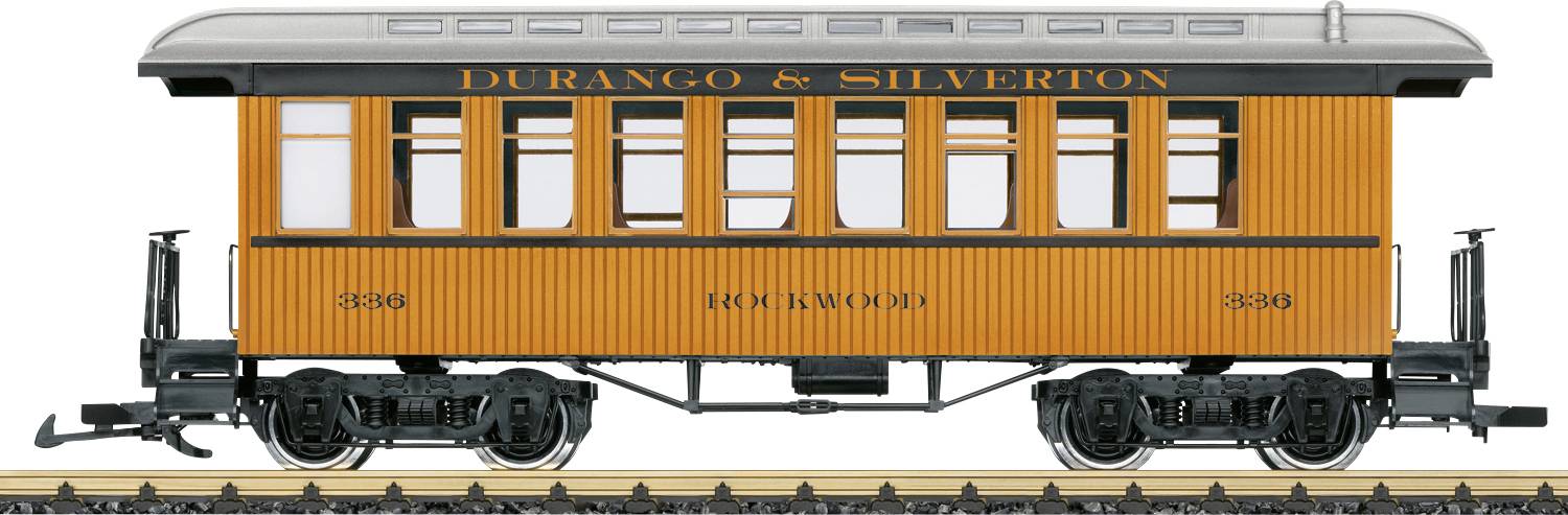 Orangefarbener Durango- und Silverton-Eisenbahn-Personenwagen mit schwarzem Dach und Untergestell, in Seitenansicht auf Gleisen gezeigt.