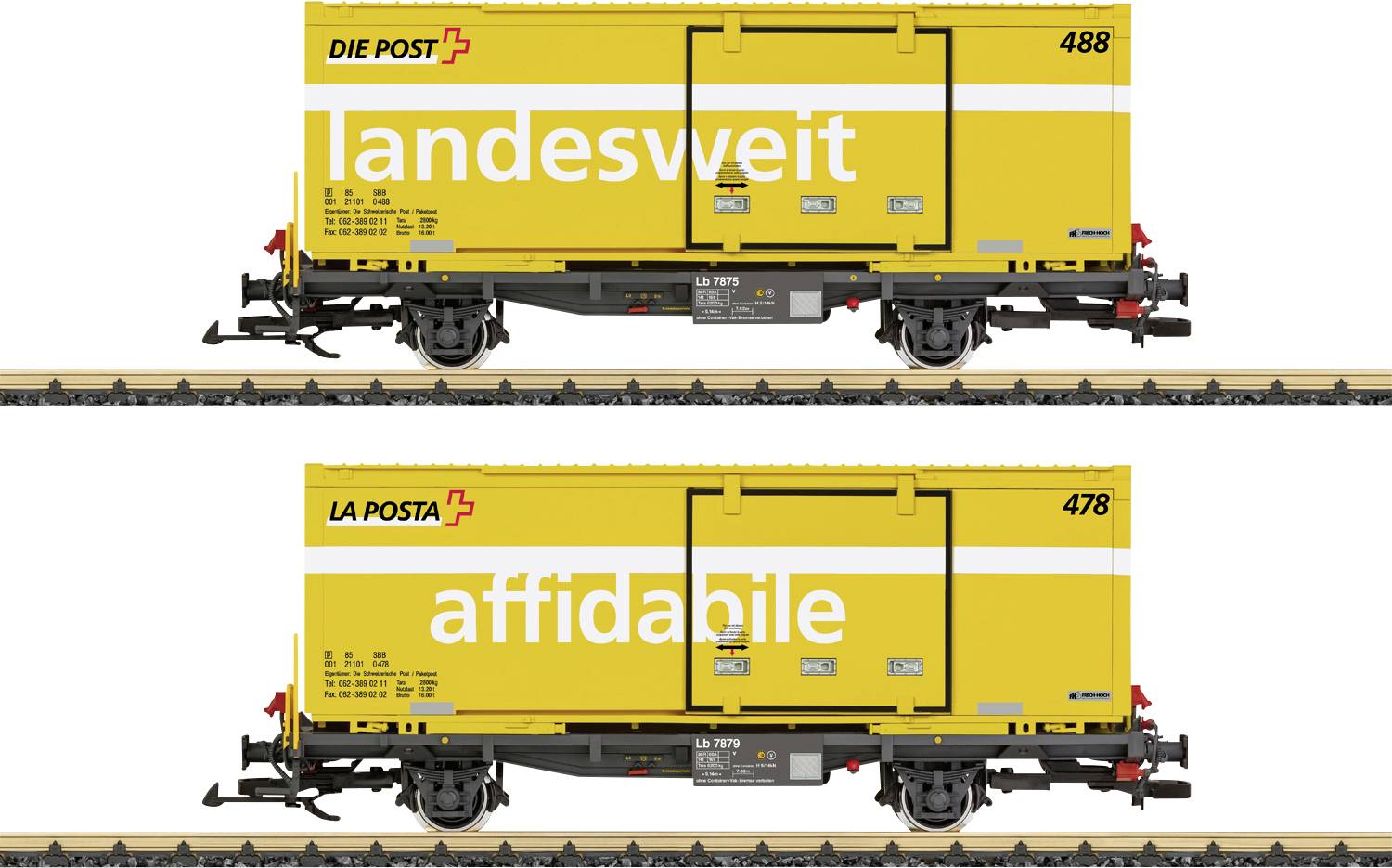 Zwei gelbe Schweizer Post-Eisenbahnwagen auf Gleisen, einer mit der Aufschrift „landesweit