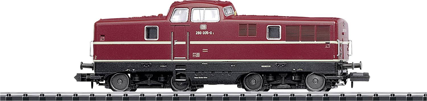Seitenansicht eines roten Diesellokomotiv-Modells auf Eisenbahnschienen, dargestellt vor weißem Hintergrund.