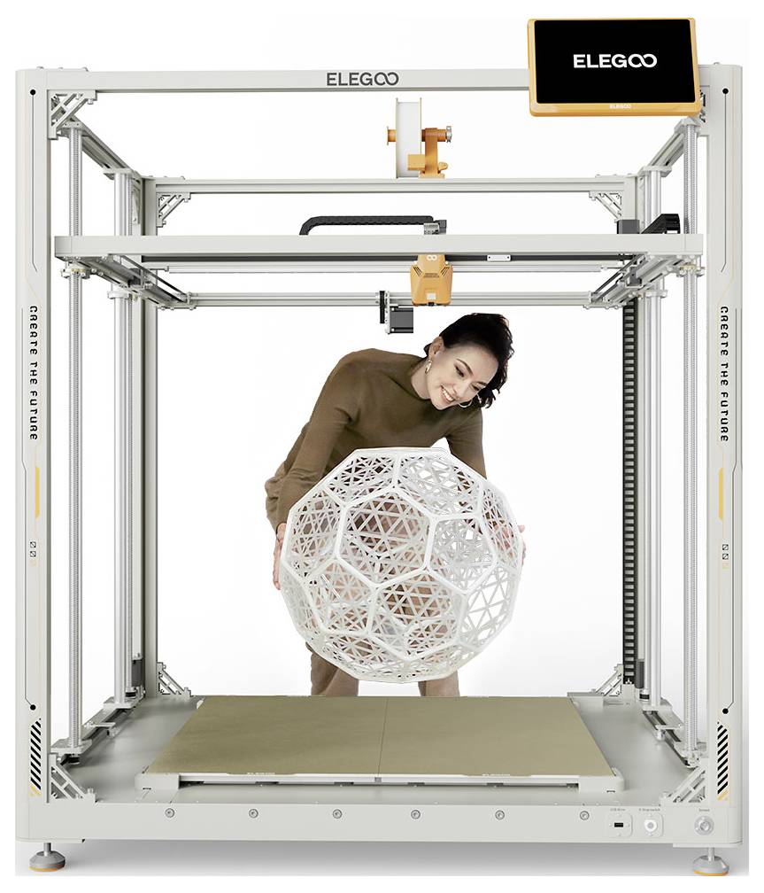 Frau in einem ELEGOO 3D-Druckerrahmen, die eine große weiße geometrische 3D-gedruckte Kugel über dem Druckbett hält.