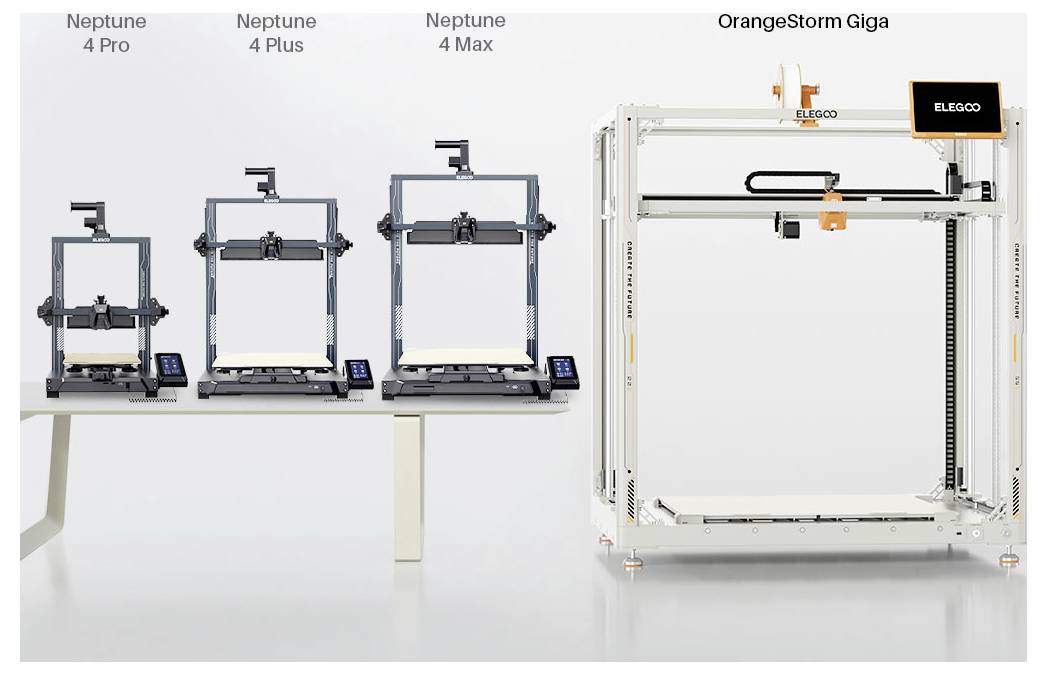 Vergleichsbild der ELEGOO Neptune 4, 4 Plus, 4 Max und OrangeStorm Giga 3D-Drucker, das Größenunterschiede und größere Bauplattform zeigt.