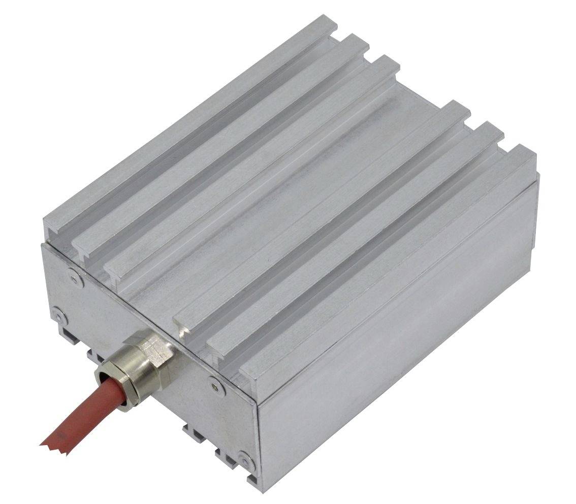 Metallisches Elektrogehäuse mit Lamellen und einer Kabelverschraubung, aus deren einem Ende ein rotes Kabel herausragt, auf weißem Hintergrund dargestellt.