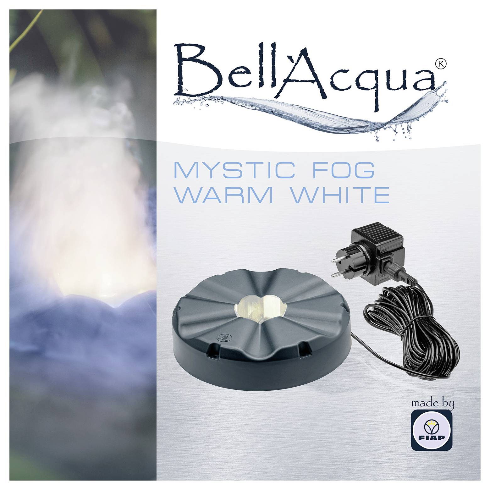 Produktanzeige für BellaAcqua 'Mystic Fog Warm White' Wasserspiel-Licht- und Pumpensatz, zeigt einen leuchtenden nebligen Springbrunnenseffekt sowie die enthaltene runde Einheit, den Stromadapter und das Stromkabel.