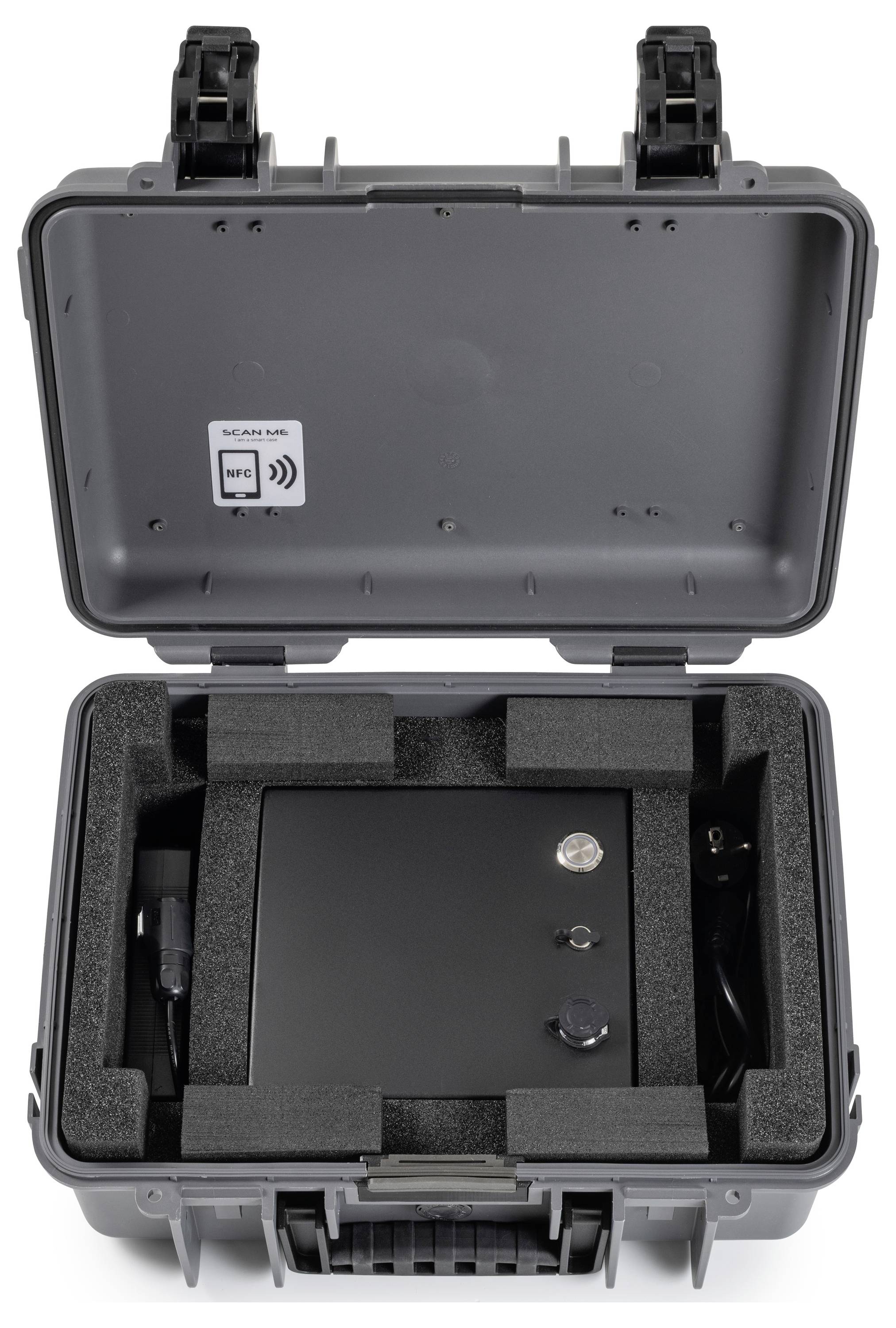 Offene schwarze Hartschalenbox mit Schaumstoff-Einsatz, in dem sich ein kompaktes schwarzes Gerät und Kabel befinden, mit einem NFC-/Wireless-Tag auf dem Deckel.