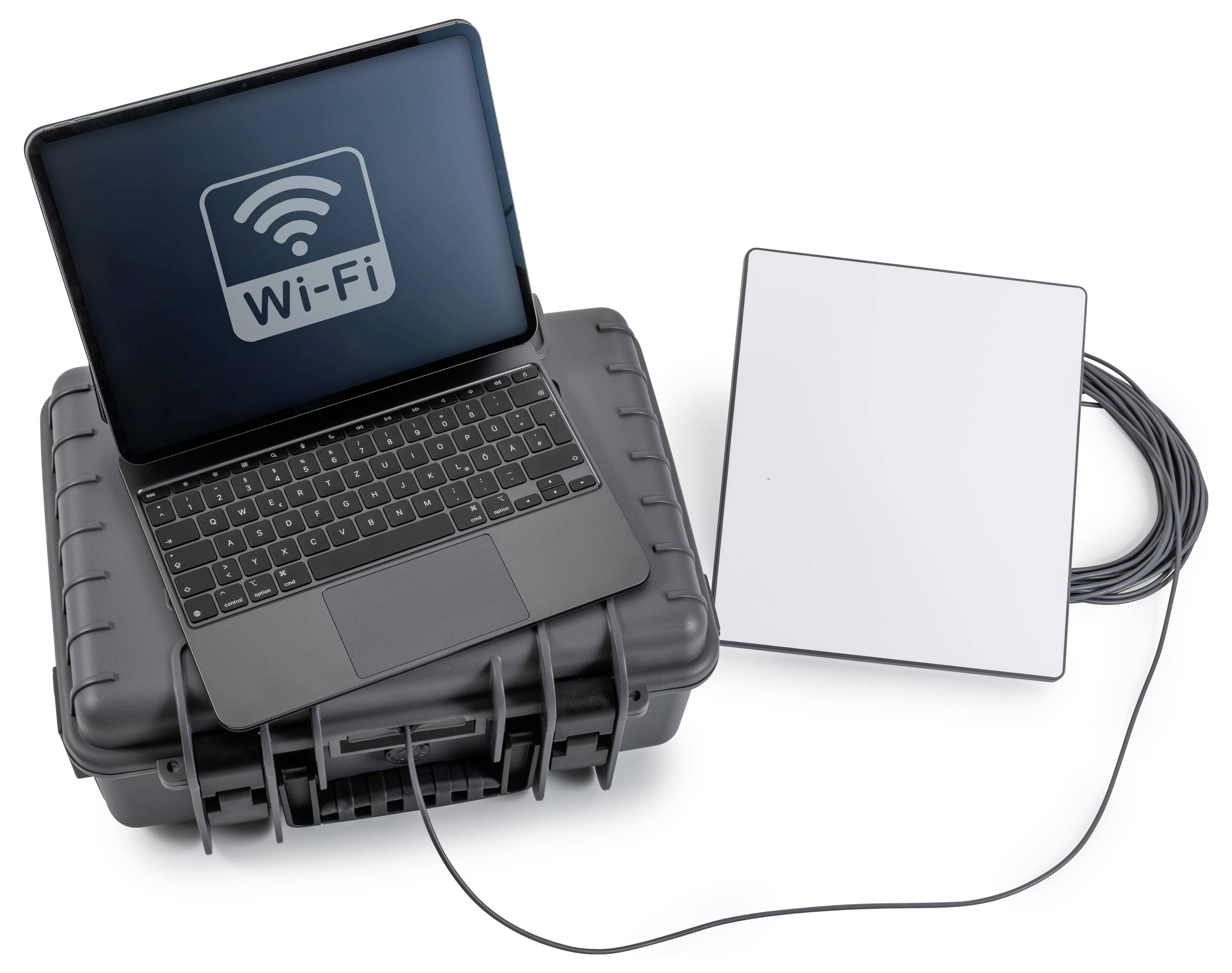 Laptop in einem robusten Koffer, der mit einem Kabel mit einer rechteckigen Wi-Fi-Antenne verbunden ist, was auf tragbare Internet- oder Netzwerkausrüstung hindeutet.