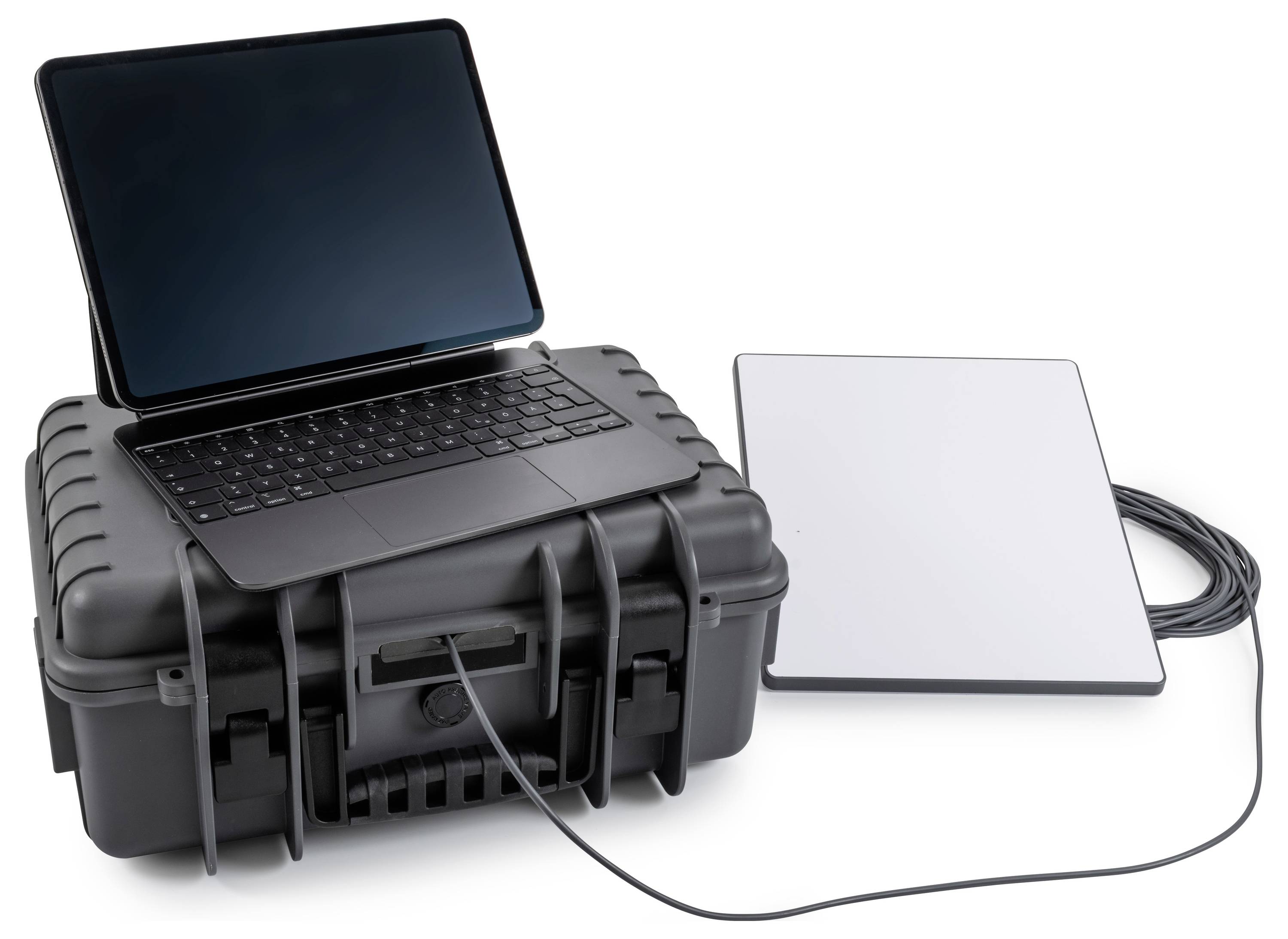 Tragbare Laptop-Workstation mit einem Laptop auf einem robusten Gehäuse neben einem angeschlossenen Tablet-ähnlichen Touchpad und Kabeln.