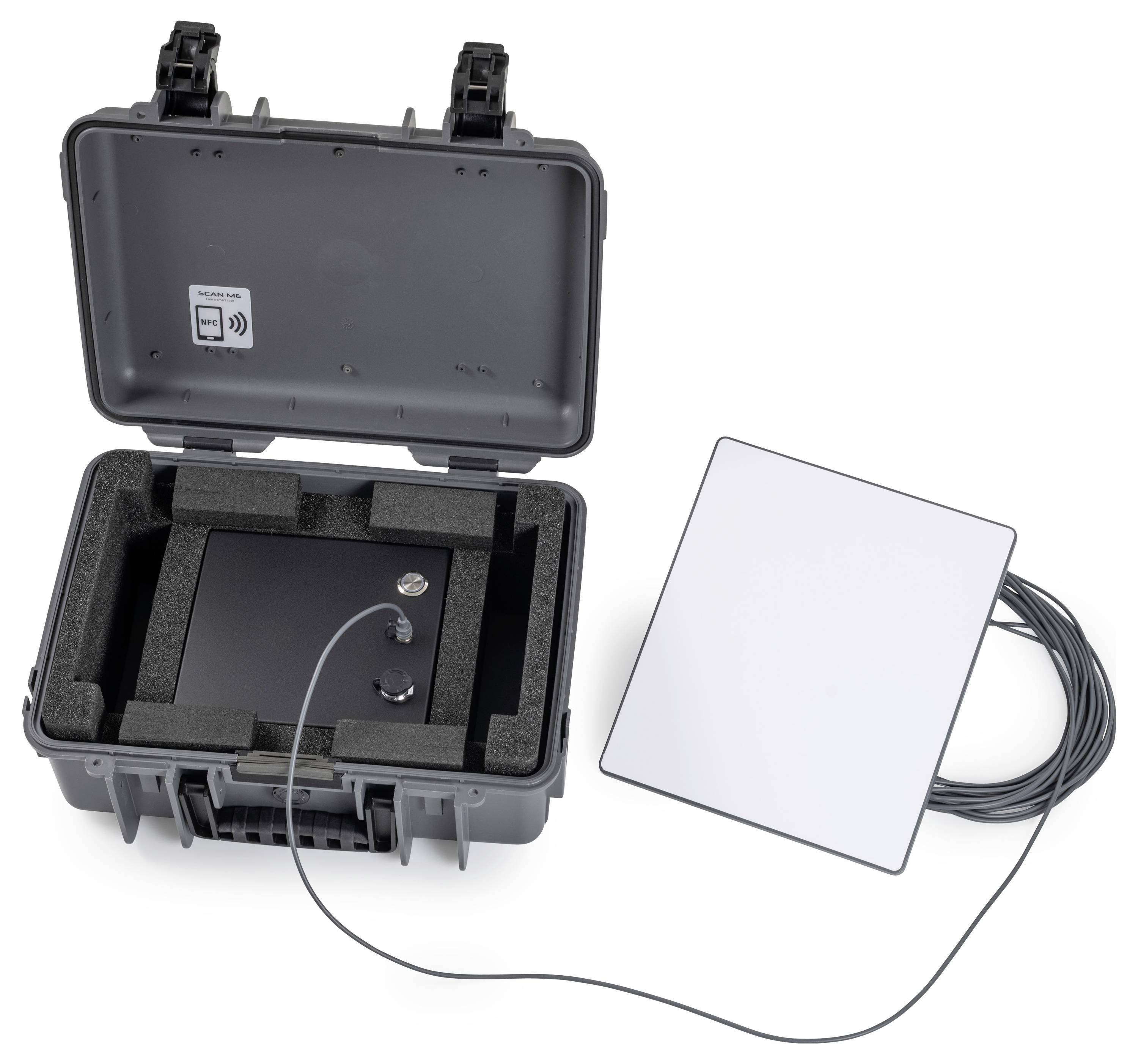 Offene Hartschalenkoffer mit Schaumstoffeinsatz, der ein schwarzes elektronisches Gerät hält, plus eine verbundene quadratische weiße externe Antenne und Kabel.