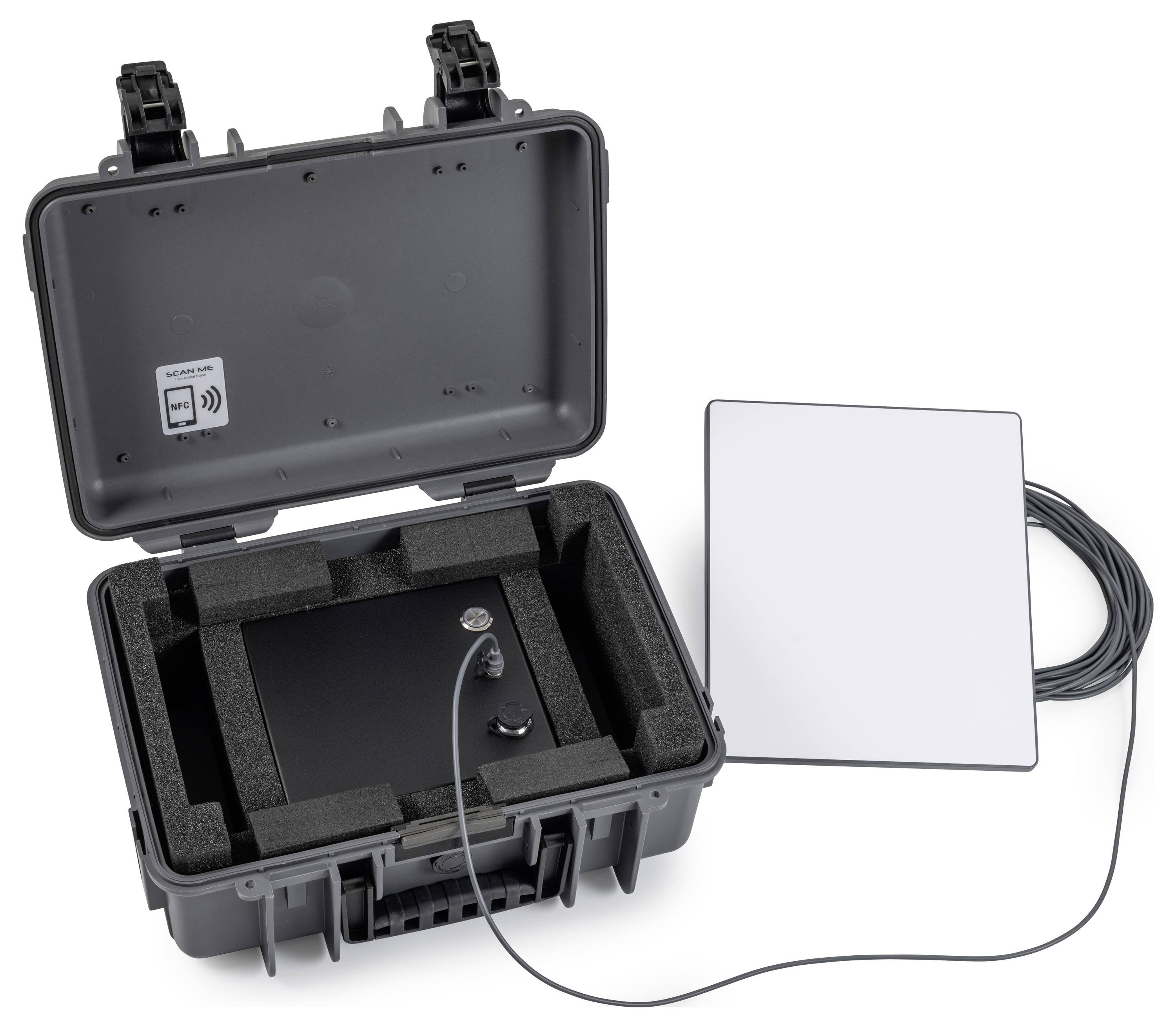 Tragbarer robuster Koffer mit einem schwarzen elektronischen Gerät mit Kabel, daneben ein weißes rechteckiges Antennen- oder Sensorpanel.