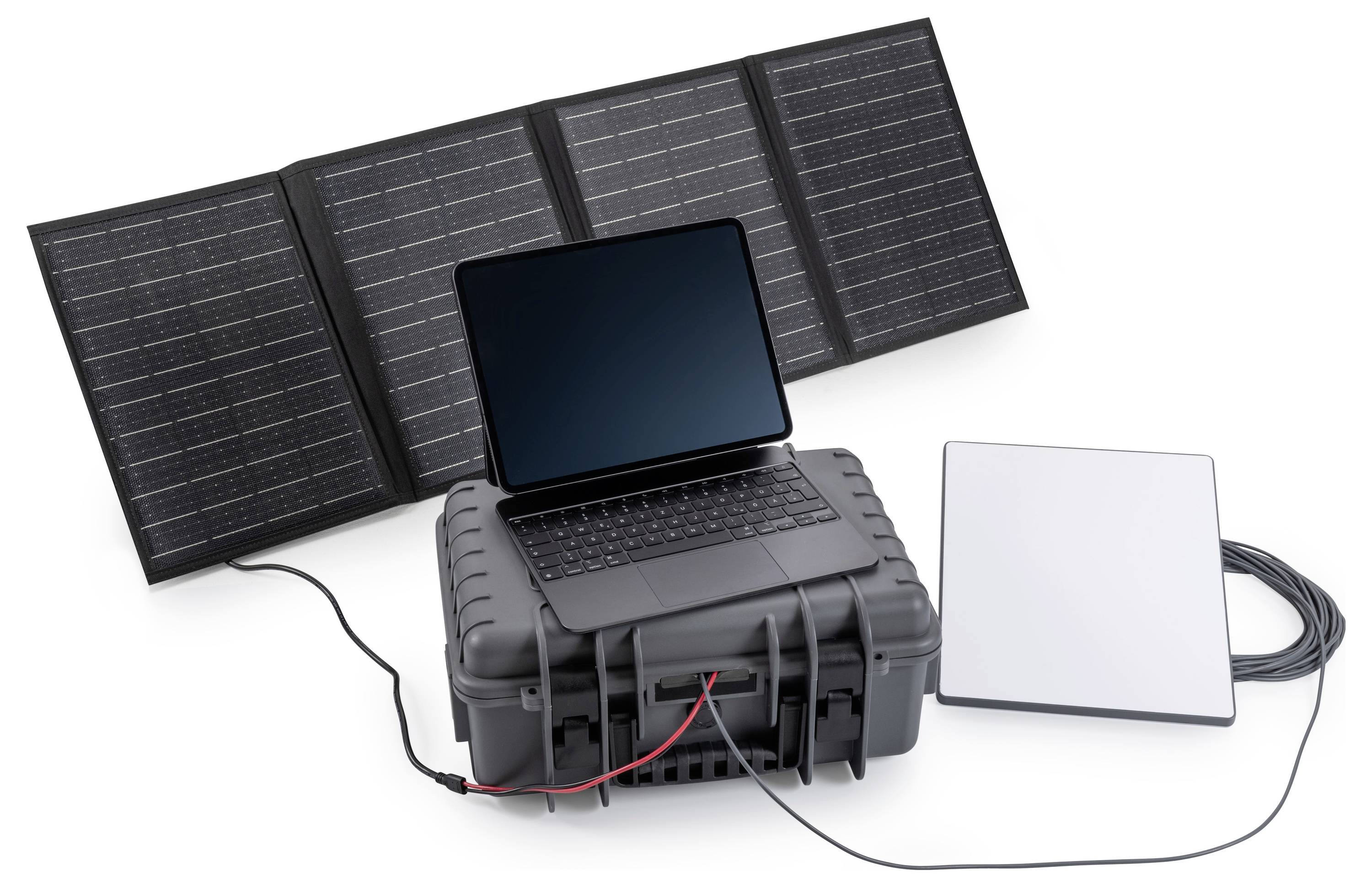 Tragbare Solarstromanlage mit einem Laptop auf einem robusten Koffer, drei klappbaren Solarpaneelen und einer angeschlossenen weißen Steuerbox/Kabel.