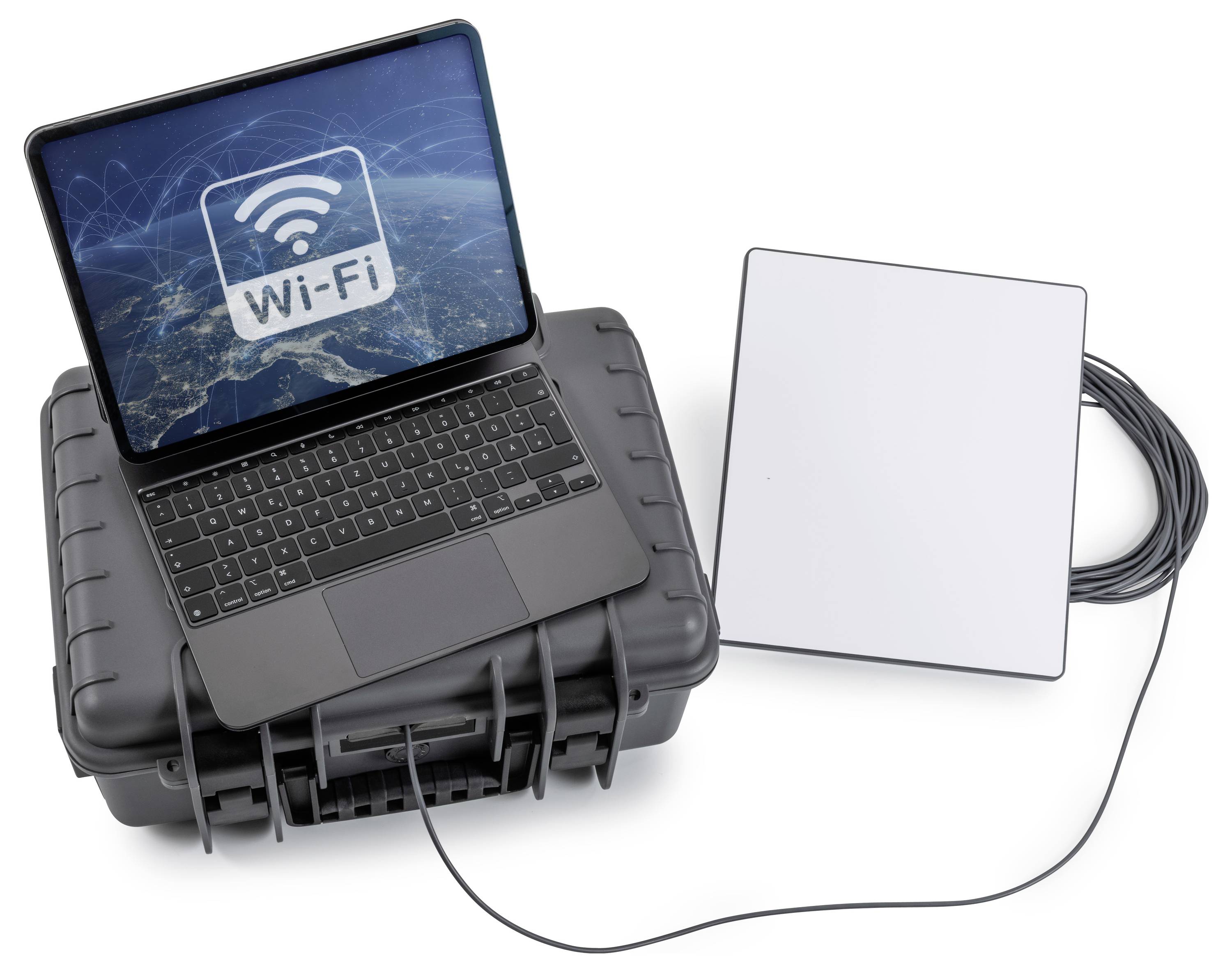 Laptop mit Wi-Fi-Symbol auf dem Bildschirm, das durch ein Kabel mit einer flachen satellitenähnlichen Antenne verbunden ist, was auf eine Internetverbindungseinrichtung hindeutet.