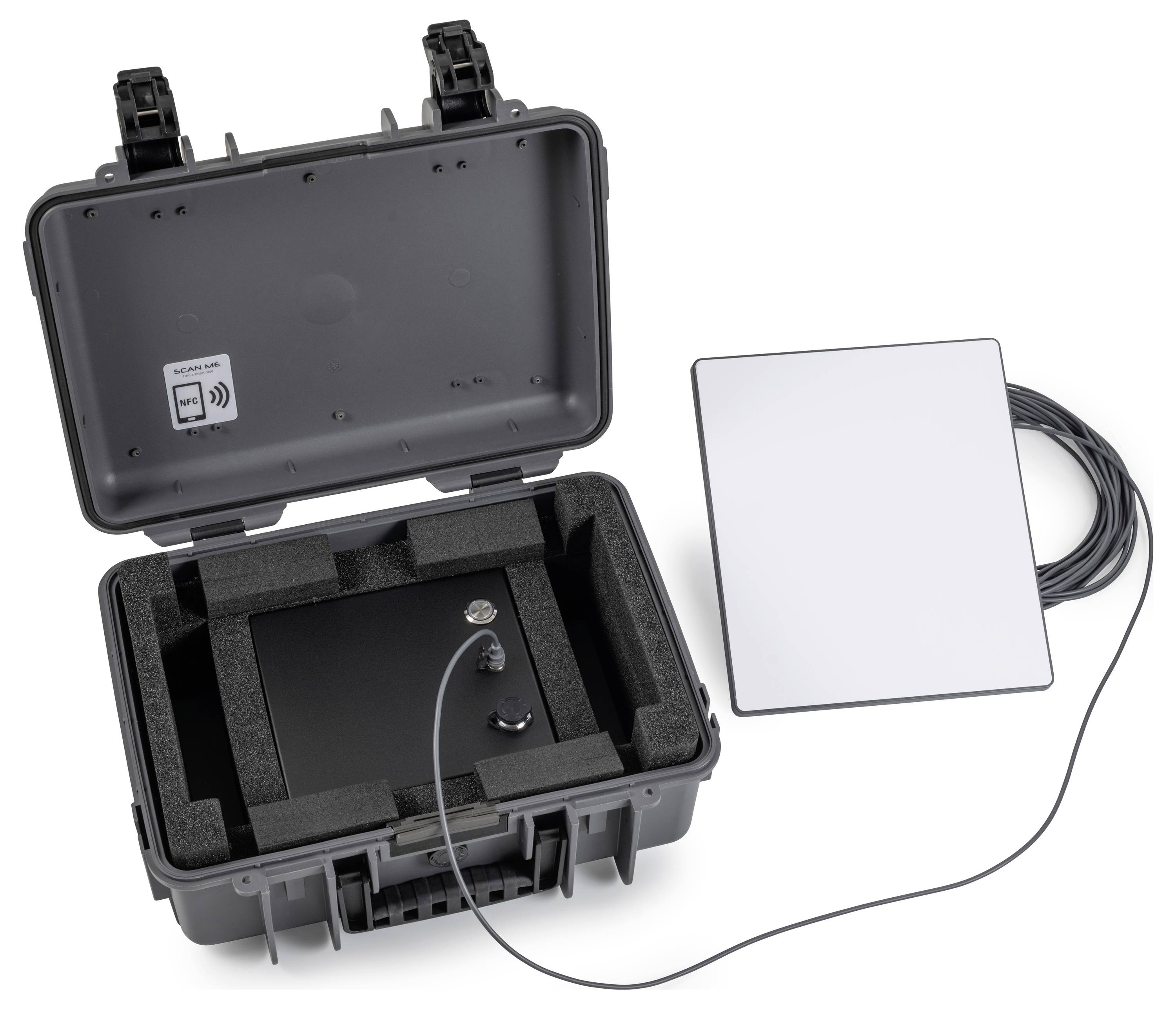 Tragbarer Hartschalenkoffer mit Schaumstoffeinlage und angeschlossenem flachem weißem Paneelgerät mit Kabel, aufgeklappt auf weißem Hintergrund dargestellt.