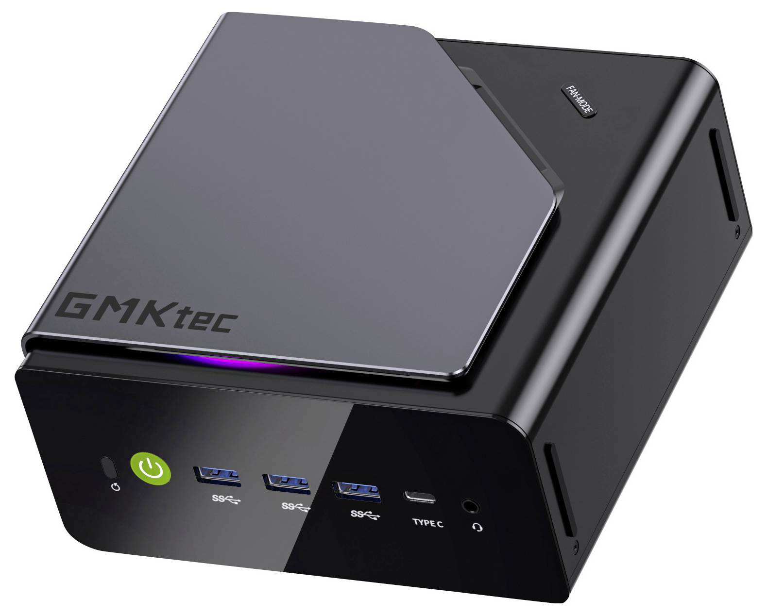 GMKtec Mini-PC mit dunkelgrauem Deckel und vorderen Anschlüssen, in Schrägansicht auf weißem Hintergrund dargestellt.