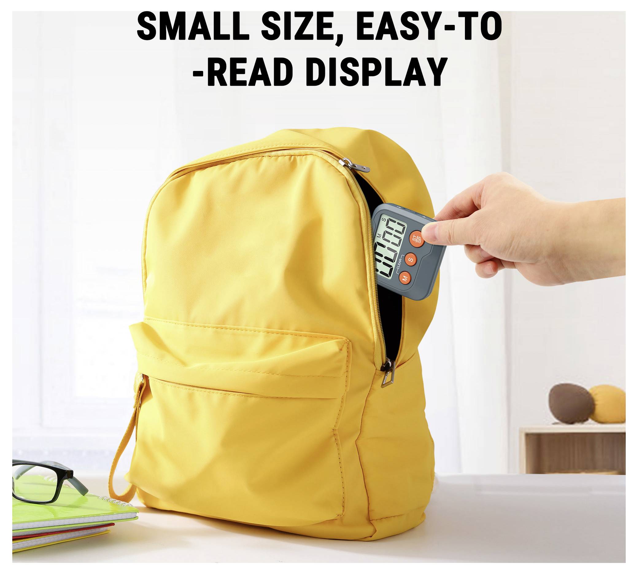 Gelber Rucksack mit einem kleinen digitalen Kombinationsschloss, das gedrückt wird, zur Veranschaulichung eines 