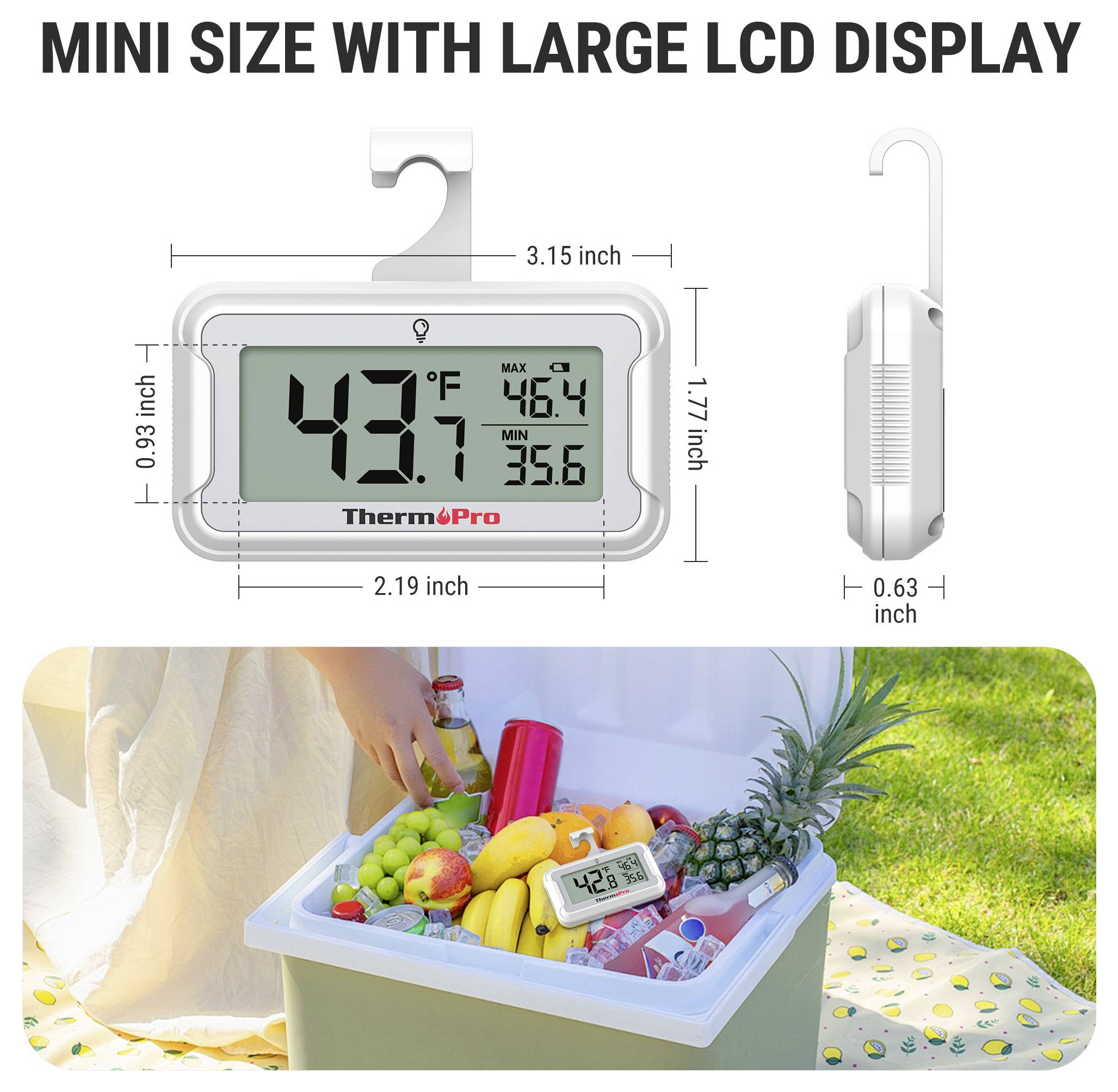 Mini hängendes digitales Thermometer-Display zeigt 43,7°F mit maximalen/minimalen Messwerten, plus Produktabmessungen und ein Foto davon in einer Kühlbox mit Lebensmitteln.