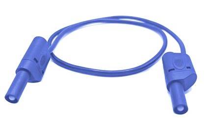 Winkelstecker-Verbindungskabel mit einem langen schwarzen Kabel und zylindrischen Steckerkontakten auf weißem Hintergrund.