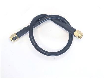 Schwarzes spiralförmiges Kabel mit goldfarbenen Steckern an beiden Enden, gezeigt auf weißem Hintergrund.
