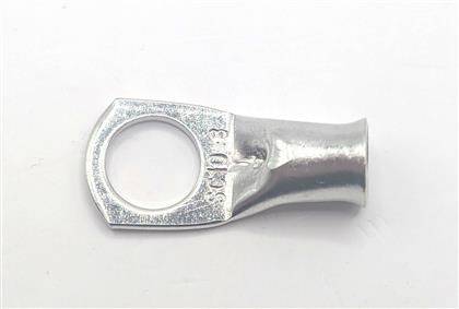 Nahaufnahme eines Metallkabelschuhs mit Ringlochöse und gepresstem Rohrkrimper auf weißem Hintergrund.