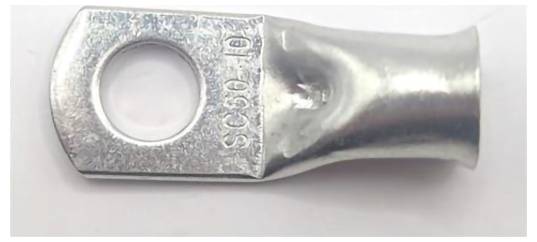 Nahaufnahme einer silbernen Metallringklemme mit einem kreisförmigen Drahtloch und einem crimpklemm-Ende, gestempelt mit 