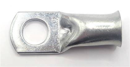 Nahaufnahme einer Metallring-Anschlussfahne mit einem kreisförmigen Loch und gepresstem Verbindungselement auf weißem Hintergrund.