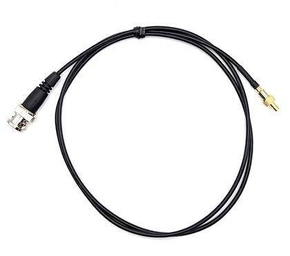 Schwarzes Koaxialkabel mit einem BNC-Stecker an einem Ende und einem kleinen vergoldeten HF-Stecker am anderen Ende, dargestellt auf weißem Hintergrund.