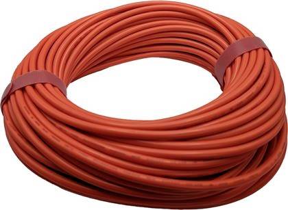 Aufgerolltes orangefarbenes Verlängerungskabel oder Stromkabel, das mit zwei Riemen auf weißem Hintergrund gebündelt ist.