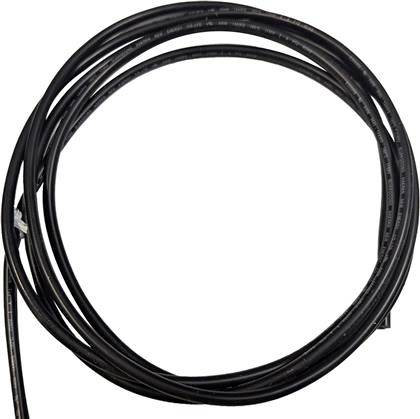 Aufgewickeltes schwarzes Kabel mit goldenen Steckern an beiden Enden, gezeigt auf weißem Hintergrund.