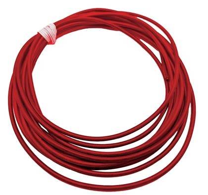 Aufgerolltes, rot isoliertes Stromkabel, das mit einem kleinen weißen Band auf einem einfachen weißen Hintergrund zusammengebunden ist.