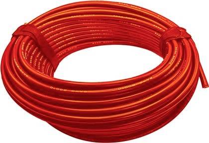 Aufgerolltes rot isoliertes Elektrokabel oder Leitung auf weißem Hintergrund.