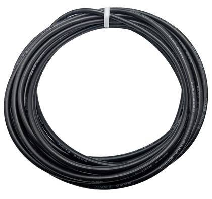 Aufgerolltes schwarzes Kabel mit einem weißen Band auf einfachem weißem Hintergrund.